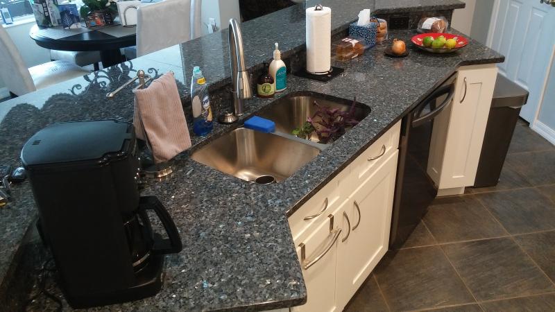 Elegant White Shaker Kitchen Cabinets