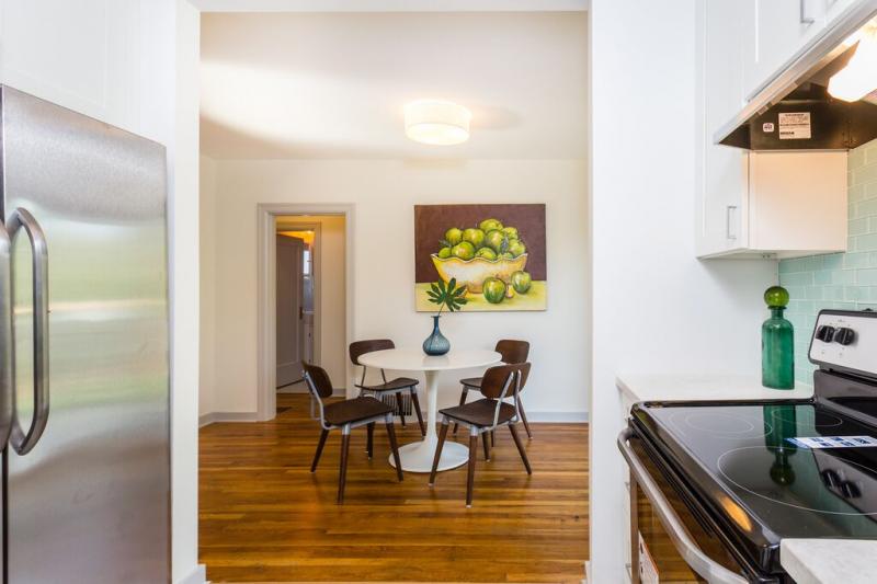 Elegant White Shaker Kitchen Cabinets