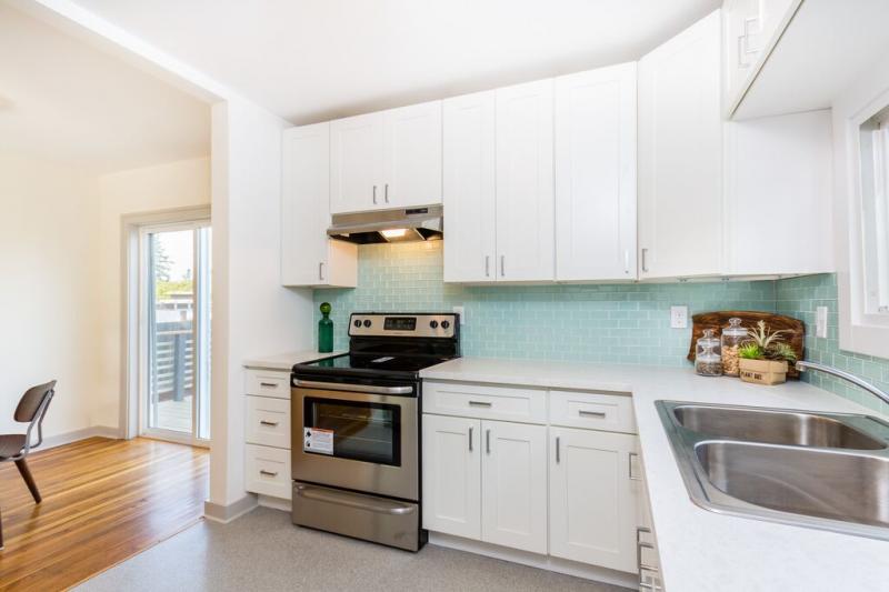 Elegant White Shaker Kitchen Cabinets