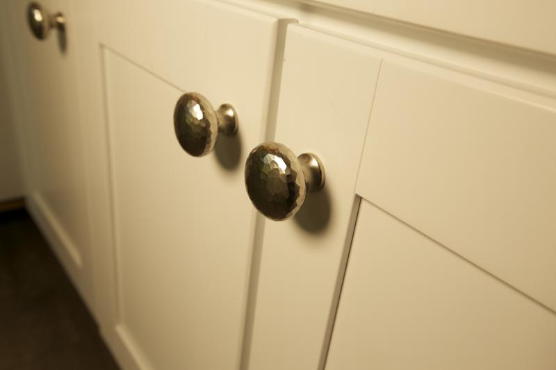 Elegant White Shaker Kitchen Cabinets