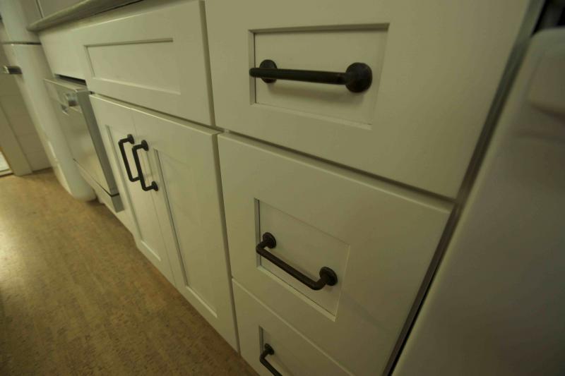 Elegant White Shaker Kitchen Cabinets