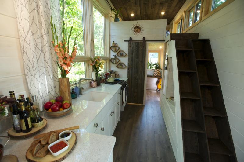 Elegant White Shaker Kitchen Cabinets