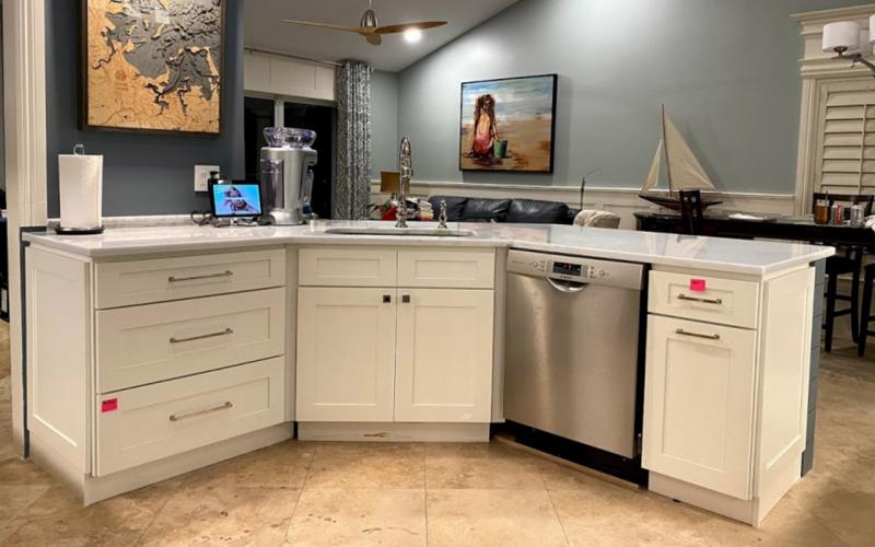 Elegant White Shaker Kitchen Cabinets