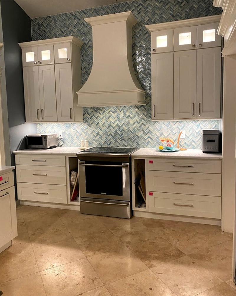 Elegant White Shaker Kitchen Cabinets