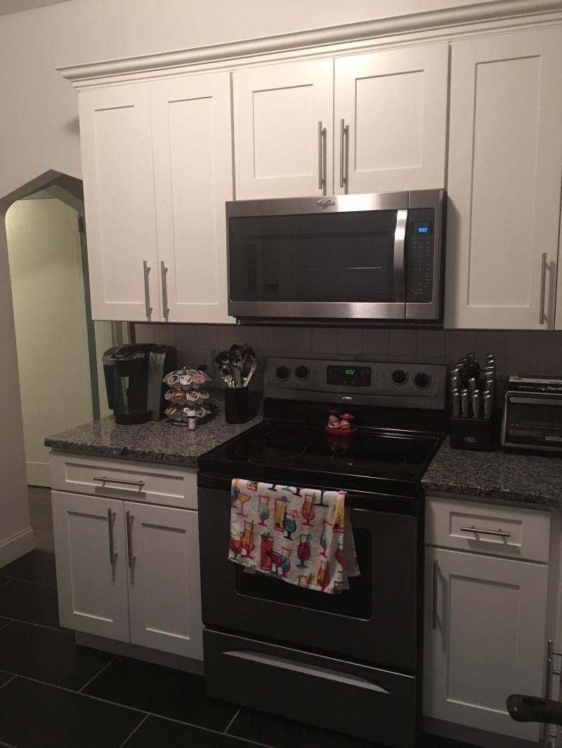 Elegant White Shaker Kitchen Cabinets