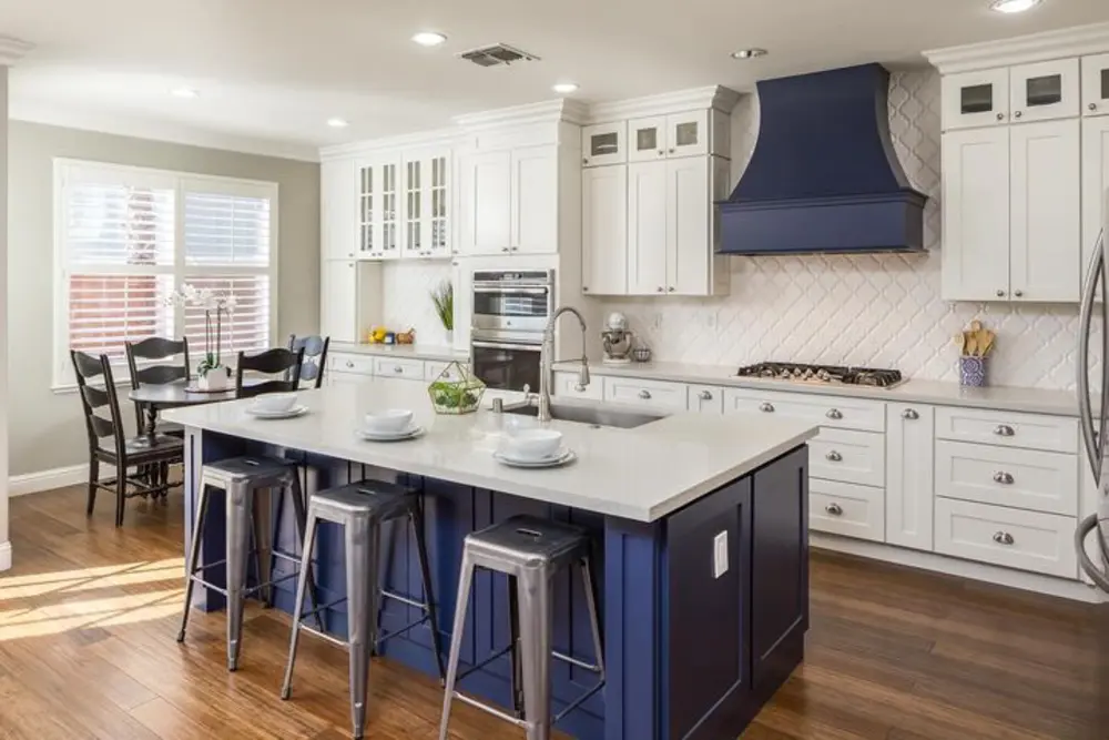 Elegant White Shaker Kitchen Cabinets